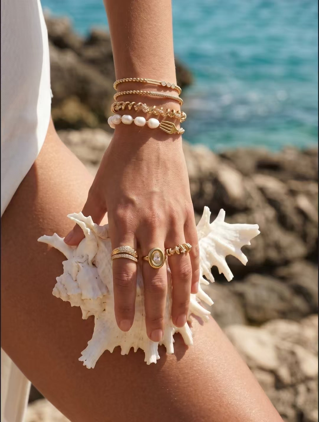 Beach signature bracelet, made from high-quality materials, paired with pearls