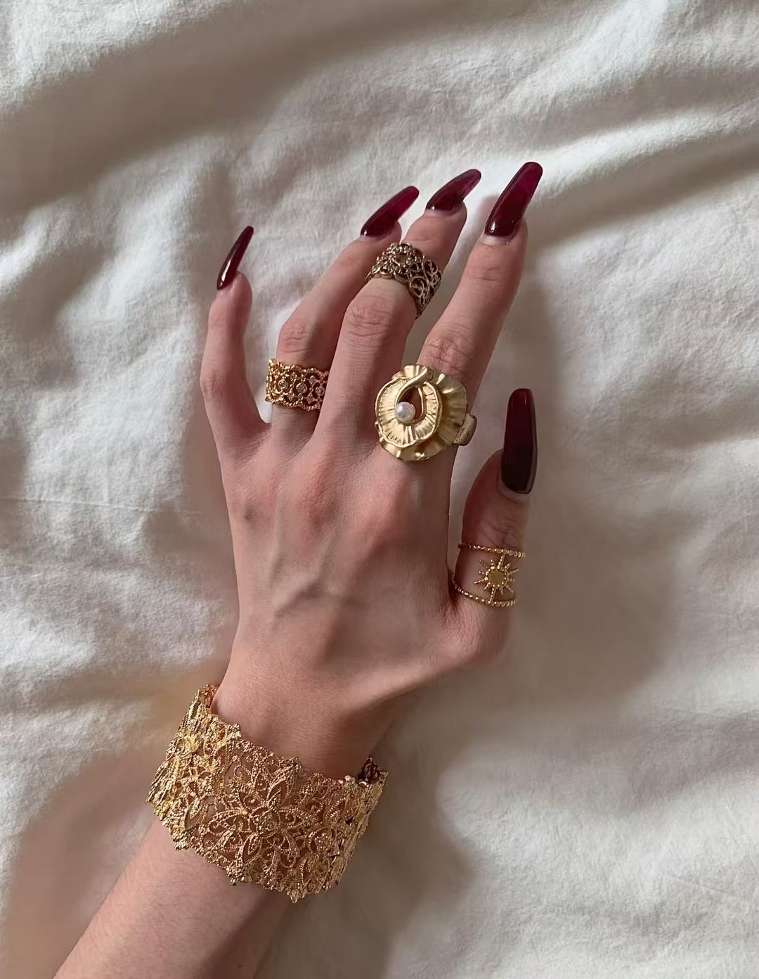 Unique design with gold rings, pearls, and flowers