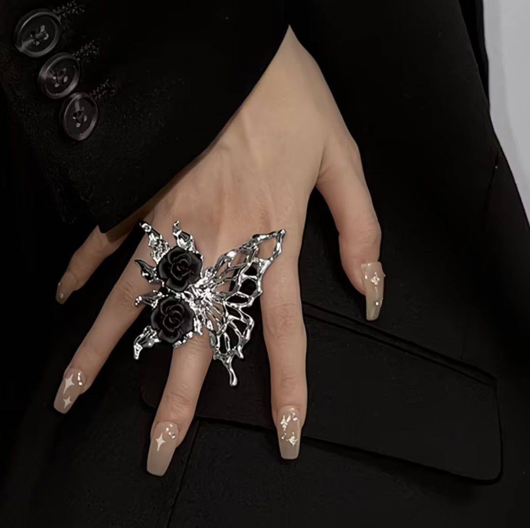 A niche premium ring with a rose and butterfly shape, exuding a premium feel