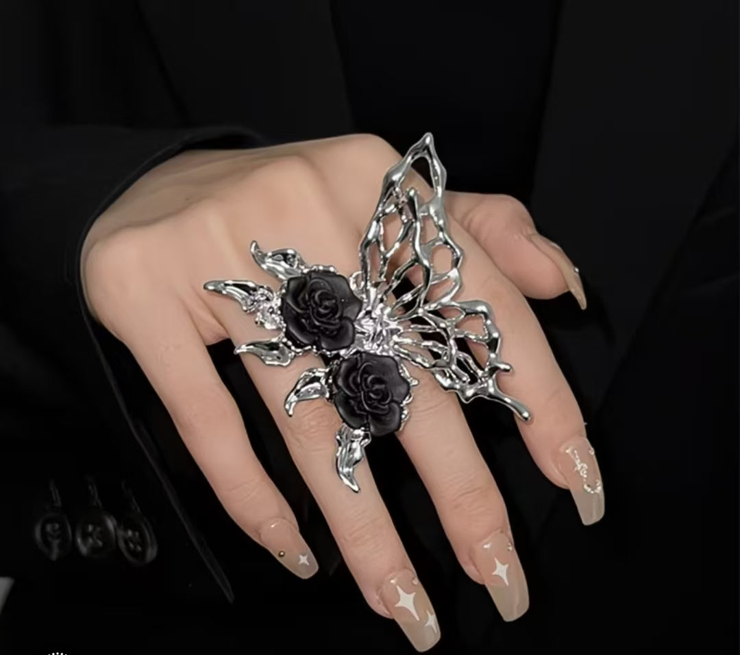 A niche premium ring with a rose and butterfly shape, exuding a premium feel